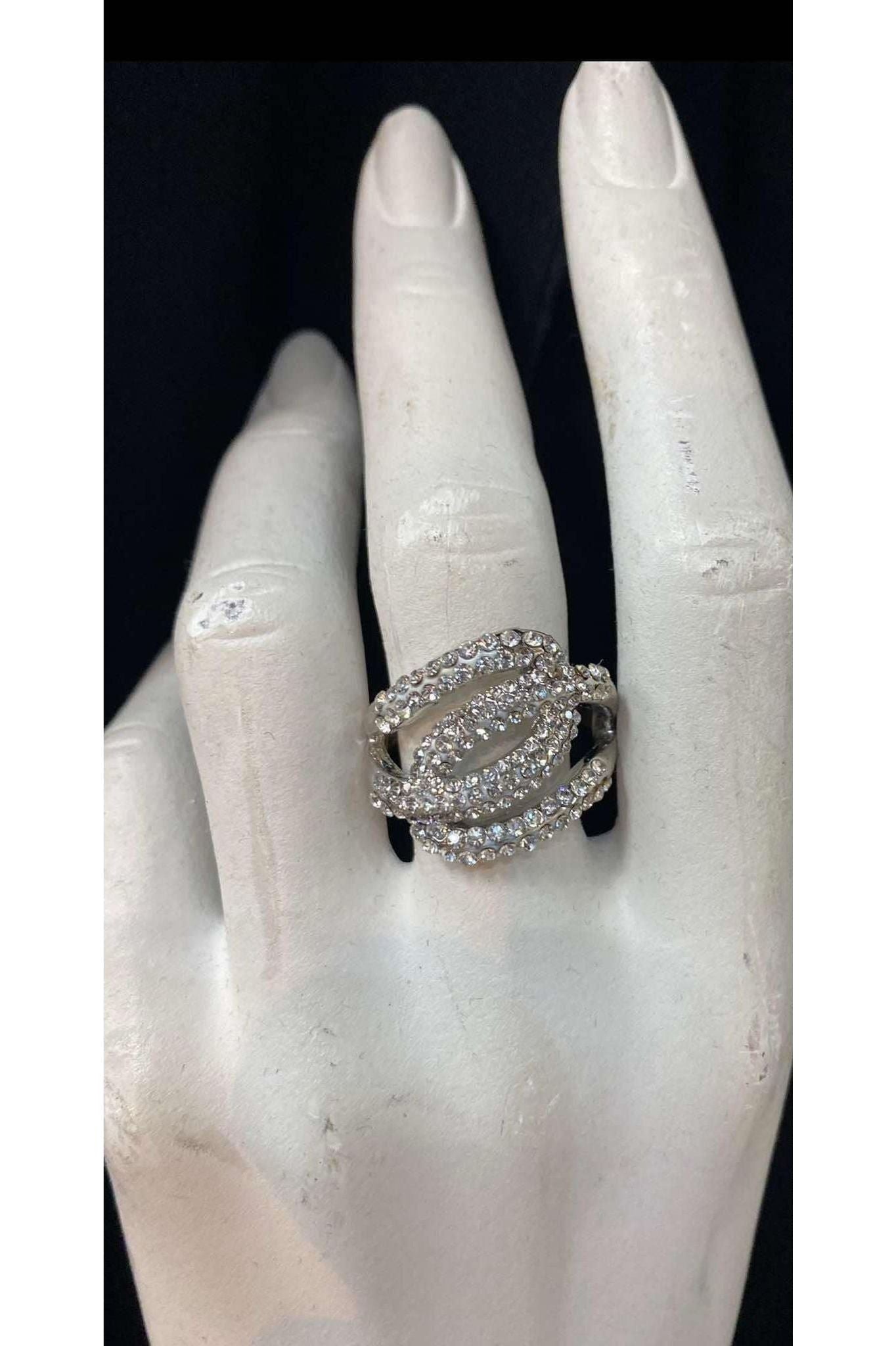 Hringur snúningur með steinum