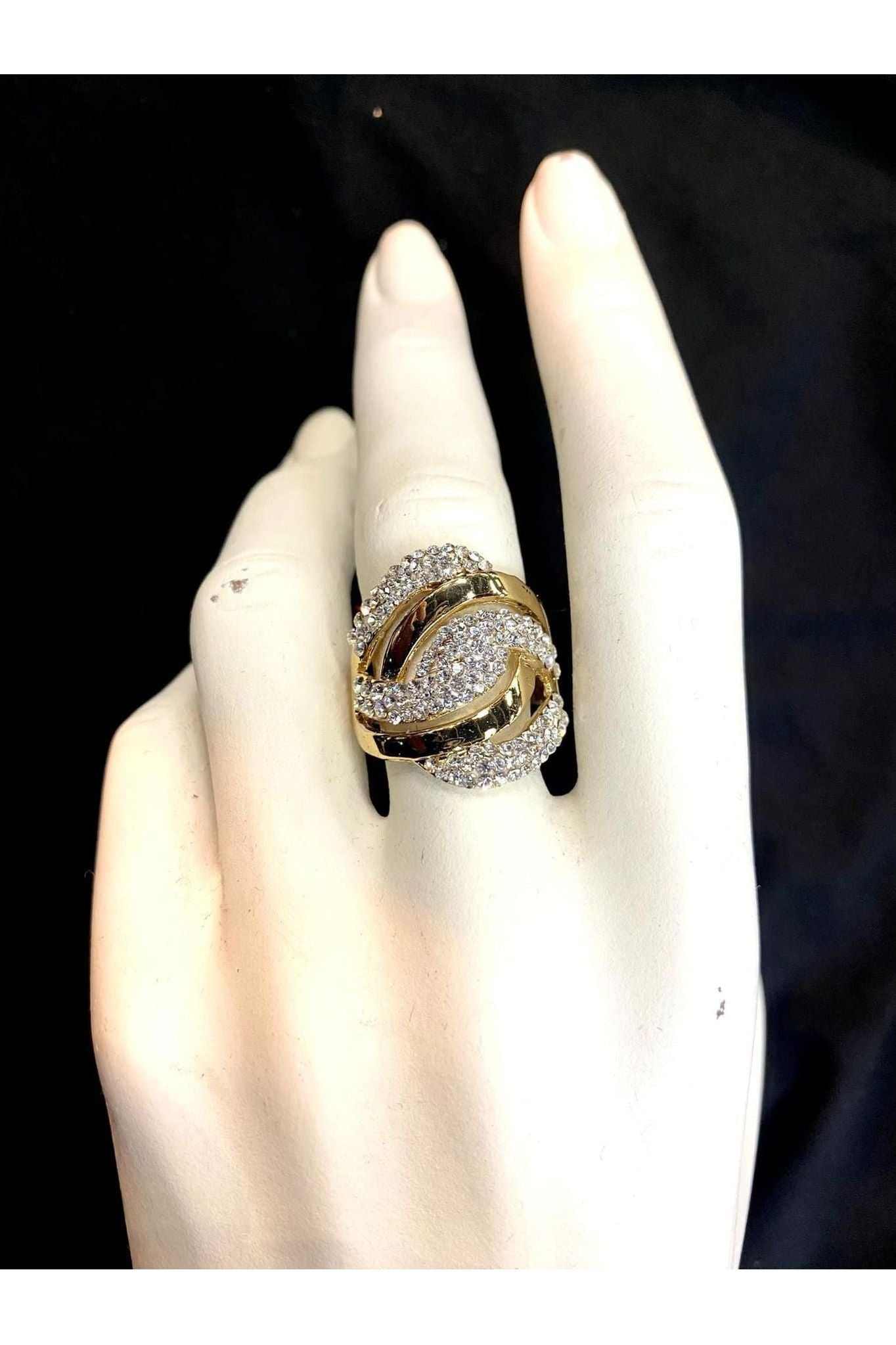 Hringur S laga gullhúðaður með steinum